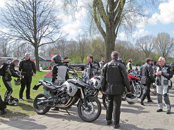 Motorcycle riders around a BMW F800GS